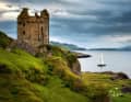 Was für eine Szenerie! Ein Gaffelsegler vor der altehrwürdigen Ruine von Gylen Castle im Süden der Isle of Kerrera