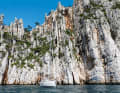 Une paroi rocheuse comme une cathédrale : mouillage devant les majestueuses falaises calcaires de la calanque de l'Oule