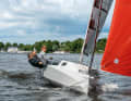 Grande divertimento sotto gennaker: il Sailart 18 con vento parzialmente rafficato sull'Alster esterno di Amburgo