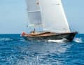 Kommt auch bei Leichtwind gut in Fahrt: Die schlanke Schöne wiegt nicht mehr als ein modern gebautes Carbonboot ähnlicher Güte