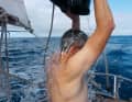 La vie quotidienne à bord du "Peter" : la douche se prend avec une bassine d'eau de mer.