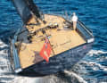 Wally in Reinform: Ein cleanes Deck, gleitfreudige Rumpflinien und ein lässig am Rad stehender Steuermann – die elegant-sportlichen Proportionen des 30 Meter langen Mills-Designs machen jedoch auch mit Race-Crew Spaß