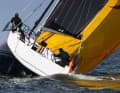 Le bateau est très bien équilibré et n'a presque pas besoin de contre-gouvernail pour garder le cap.