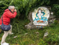 Bei einer Wanderung auf Holy Island entdecken die Segler mit buddhistischen Gottheiten bemalte Steine ...
