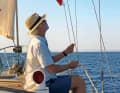 Skipper Marc Bielefeld setzt auf  dem Weg nach Afrika die tunesische Gastlandflagge unter der Saling