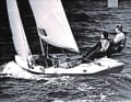 Nur zwei Olympiaden waren dem jollenartigen Kielboot mit Trapez und Spinnaker vergönnt, das trotz Ballast prächtig ins Gleiten kommen kann. Im Gedächtnis geblieben ist der Tempest, weil „Mister America’s Cup“ Dennis Conner 1976 Olympia-Bronze holte (obwohl er Gold wollte). Und auch, weil sich bekannte deutsche Segler wie Uwe Mares, Berend Beilken oder Eckart Wagner mit ihren Crews in den siebziger Jahren in dieser Klasse intensiv miteinander maßen. Der amtierende Weltmeister Markus Wieser sagt: „Der Tempest erinnert mit seinen vielen Verstellmöglichkeiten an den FD.“