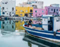 Des maisons colorées et des petits bateaux de pêche forment le paysage du port de Bizerte, en Tunisie.