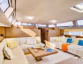 Flexibles Salon-Layout: Die Loungeecke auf der Steuerbordseite ...