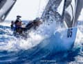 Sans aucun doute l'une des meilleures photographies du championnat : la "Beta Crucis" australienne perce une vague.