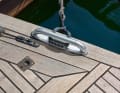 Die Klampen können ­zugeklappt werden. So ­verhaken sich beim Segeln keine Schoten dahinter