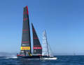 Une rencontre rare : une équipe italienne Nacra-17 (à droite) a rencontré ses compatriotes de Luna Rossa Prada Pirelli (à gauche) lors de l'entraînement avant Barcelone.