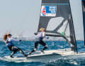 Saskia Tidey et Freya Black sont en tête dans la catégorie 49erFX. Les vainqueurs de la Kieler Woche de 2025 comptent dans leur équipage une barreuse qui a déjà participé à trois Jeux Olympiques.