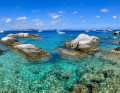 Naviguer sous le soleil des Caraïbes : les îles Vierges britanniques font partie des régions de rêve de nombreux navigateurs. Un vent constant, des distances courtes et des mouillages magnifiques, comme ici devant The Baths sur Virgin Gorda, enthousiasment également les clients de charters.