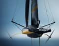 Des foils, des foils, encore des foils : un élévateur à la barre, des T-foils pivotants sur les bras et une quille basculante dotée d’une aile sont censés permettre à ce bateau de course à gréement en flèche de voler en continu. C'est le Français Guillaume Verdier qui est à l'origine de la conception audacieuse de ce laboratoire d'innovation nautique.