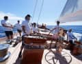 Scène de régate décontractée à bord du "Vijonara" de 42 mètres. Lors du Bucket, les propriétaires barrent eux-mêmes leurs yachts. Des professionnels de la voile les assistent aux écoutes et aux winchs.