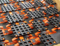 Französisches Bett: Die Kunststofffedern des Moduloflex-Systems aus Frankreich werden zu einer Matte verclipst. Bei Bedarf kann die Matte auf der Unterlage verschraubt werden, wodurch sich beispielsweise Inseln auf Stauraumdeckeln bilden lassen. Die Härte wird durch zusätzliche Federn variiert. Für die 1,40 mal 2,00 Meter große Beispielkoje kostet das System 230 Euro / www.moduloflex.com