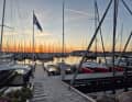 Die teilnehmenden Yachten verbleiben in der Woche vor und nach der Regatta rund um Fünen kostenlos an den Liegeplätzen im Hafen von Bogense.