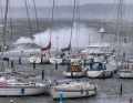 Des vagues de plusieurs mètres de haut se brisent sur les installations portuaires de Schilksee. Une forte marée de tempête était attendue dans les baies de Kiel et de Lübeck, selon les prévisions de l'Office fédéral de la navigation maritime et de l'hydrographie (BSH).