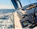 Push-Button-Sailing: Das Boot lässt sich dank umfangreicher Assistenzsysteme von den beiden ...