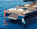 Bei beinahe zehn Meter Breite wird das Heck vor Anker zum Beachclub