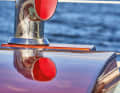 Traditionelle Dorade-Lüfter mit Niro-Hutzen und rotem Innenleben verleihen der hübschen renovierten Yacht Merkmale von Klassikern