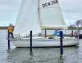 Cast off from the box. If the wind comes from the front, the sails can still be set at the berth