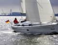 Bavaria 37: tanto spazio chiuso, prezzo basso, caratteristiche di navigazione moderate. Il 37 del 2006 era tipico del cantiere e della sua attenzione al mercato del charter dell'epoca. Una solida barca da crociera. Lunghezza scafo 11,20 m; larghezza 3,80 m; peso 6,9 tonnellate; a partire da 90.000 euro. Test YACHT: Edizione 11/2006
