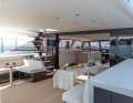 Essen ist fertig! Die Galley befindet sich backbords im Salon, der Speisetisch im überdachten Cockpit bietet bequem acht Personen Platz