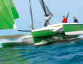 Veloce a sottovento con una buona ferramenta: sui trimarani come questo Dragonfly, il gennaker viene fatto scorrere su uno sprit molto lungo, il che è ottimo per le rotte profonde.