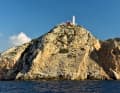 Au-dessus de la mer, un phare marque l'extrémité sud-ouest du golfe de Gökova.