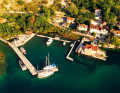 Le petit port de Ljuta peut accueillir une poignée de bateaux. A gauche, dans la verdure, les anciens moulins et leur restaurant.