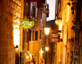 La lumière des lanternes plonge les ruelles de la vieille ville de Herceg Novi dans une atmosphère rustique.