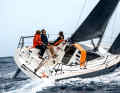 Bente 28 : Design Judel/Vrolijk. Plus un croiseur compact qu'un day-sailer. Bateau volumineux et lourd en comparaison. Entièrement aménagé, très clair et aéré, hauteur debout sous dodge. Quilles fixes uniquement. Longueur de coque 8,65 m ; largeur 2,99 m ; poids 3,2 t ; à partir de 129 900 €. Test YACHT : numéro 24/2022