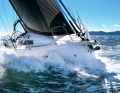 Dynamique dans le vent et les vagues. Le petit Jeanneau se montre fort sous les voiles. L'avant plein se remarque, mais est moderne