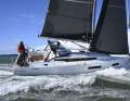 Le génois avec un recouvrement de 110 pour cent est le standard au départ du chantier naval. Un foc auto-vireur est également disponible en option. Les bonnes voiles du bateau de test sont mises à jour dans le pack Performance.