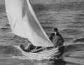 1950: Probeschlag mit dem von den Ohlsons für den Göteborger königlich schwedischen Yachtclub entwickelten EKA Skiff