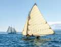... Chesuki", un dory di Swampscott costruito dallo stesso armatore su progetto di Charles Mower, incrocia la goletta "Adventuress" di Crowninshield sul campo di regata.