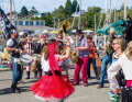 Malgré le sens de la tradition qui est aussi important au Wooden Boat Festival que dans les manifestations plus connues en Europe, l'événement reste une affaire décontractée, colorée et éclectique, qui offre quelque chose aux jeunes et à ceux qui le sont restés, de la fanfare ...