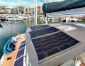 Panneaux solaires sur un catamaran