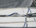 Rotates the anchor: This swivel also requires a shackle as a connection to the anchor, but the curved shape ensures that the anchor rotates into the correct position as soon as the swivel runs onto the bow roller. A 10-piece version costs around 130 euros