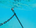 Intercept load peaks: The pull of the chain is absorbed by an anchor claw. The connection to the boat is provided by a five metre long line with good elasticity, which is also equipped with a rubber shock absorber. It can be attached to the bow fitting or the cleats