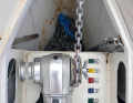 Length indication: Coloured markings help to keep track of how much chain has already been inserted. Intervals of ten metres have proven effective. A suitable legend should be attached directly in the anchor box. As an alternative to paint, which must be renewed annually depending on use, coloured cable ties can also be used, or the winch can be retrofitted with a chain counter