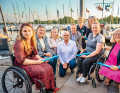Sport meets politics: Sven Jürgensen (kneeling), DSV President Mona Küppers (left) and Interior Senator Andy Grote with participants of the inclusive Helga Cup