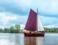 Lateral centreboards, a large transom and the sharp jump characterise the ewer, which was first lugger-rigged and is now gaff-rigged