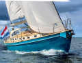 Today as in the past Compared to current yachts from the large series, the Hutting looks like a relic from a bygone era
