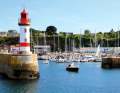 L'imposante entrée de Port Tudy sur le côté nord de l'île de Groix. Le petit village vaut la peine d'être visité, le port abrite de jolis cafés.
