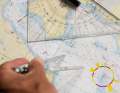 Le travail cartographique avec le compas et le triangle reste le savoir de base du navigateur