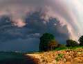 Un fronte di tempesta attraversa la baia di Strande sul fiordo esterno di Kiel