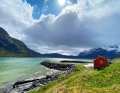 La magia delle Lofoten: l'acqua cristallina si estende ai piedi delle montagne innevate