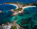 Baie fantastiche sulla Grande-Île, che fa parte delle Isole Chausey in Normandia. Una fortezza di fronte, il campo boe per gli yacht ospiti alle spalle